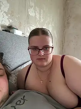 Snapshot of CurvyPaar2 chatting on 04.19.26 CurvyPaar2 online show from 04.19.26