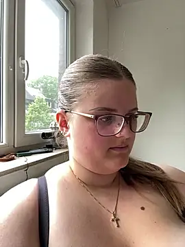 Snapshot of CurvyPaar2 chatting on 05.18.26 CurvyPaar2 online show from 05.18.26