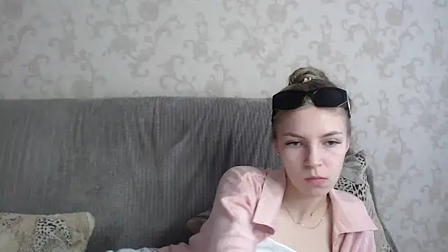 Snapshot of HitGyrl chatting on 05.28.26 HitGyrl online show from 05.28.26