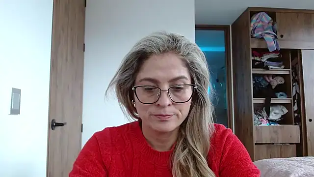 Snapshot of linda-mature43 chatting on 09.15.25 linda-mature43 online show from 09.15.25