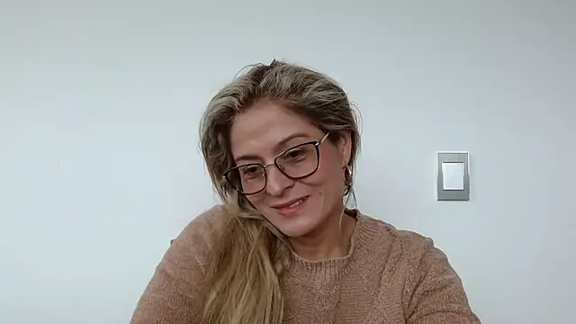 Snapshot of linda-mature43 chatting on 10.01.25 linda-mature43 online show from 10.01.25