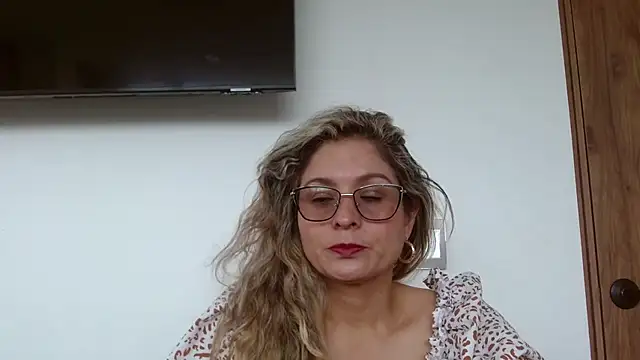 Snapshot of linda-mature43 chatting on 10.13.25 linda-mature43 online show from 10.13.25