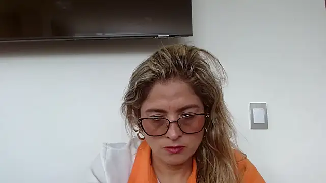 Snapshot of linda-mature43 chatting on 10.15.25 linda-mature43 online show from 10.15.25