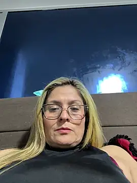 Snapshot of linda-mature43 chatting on 10.18.25 linda-mature43 online show from 10.18.25