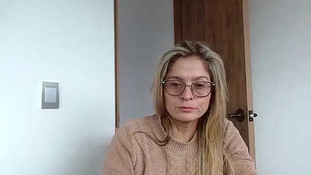 Snapshot of linda-mature43 chatting on 10.21.25 linda-mature43 online show from 10.21.25
