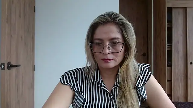 Snapshot of linda-mature43 chatting on 10.23.25 linda-mature43 online show from 10.23.25