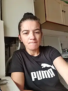 Snapshot of alinaalinutzq chatting on 12.20.25 alinaalinutzq online show from 12.20.25
