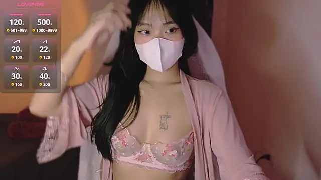 Snapshot of Phuong_Bee chatting on 10.11.25 Phuong Bee online show from 10.11.25