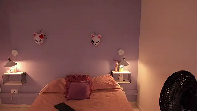 Zoe Lynch  online show from 09.23.25