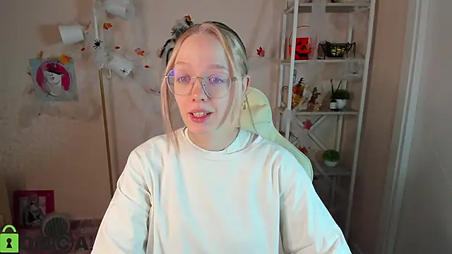 Snapshot of R0cket_bunny chatting on 10.27.25 R0cket bunny online show from 10.27.25