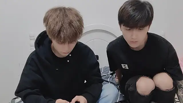 Snapshot of linger2563 chatting on 10.14.25 linger2563 online show from 10.14.25