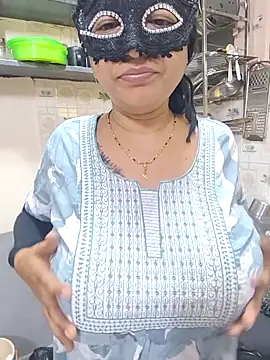 Snapshot of Queen_Nightt chatting on 10.07.25 Queen Nightt online show from 10.07.25