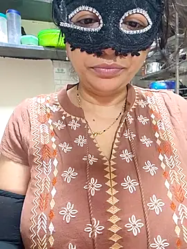 Snapshot of Queen_Nightt chatting on 11.27.25 Queen Nightt online show from 11.27.25