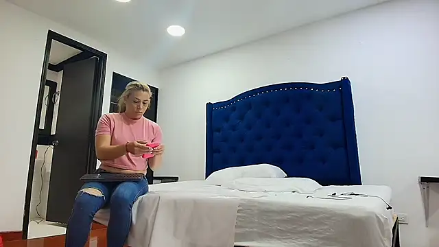 Snapshot of zarah_andrew__ chatting on 09.19.25 zarah andrew   online show from 09.19.25