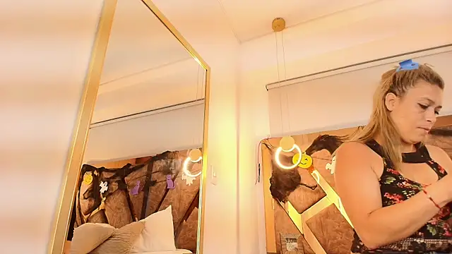 Snapshot of zarah_andrew__ chatting on 10.06.25 zarah andrew   online show from 10.06.25