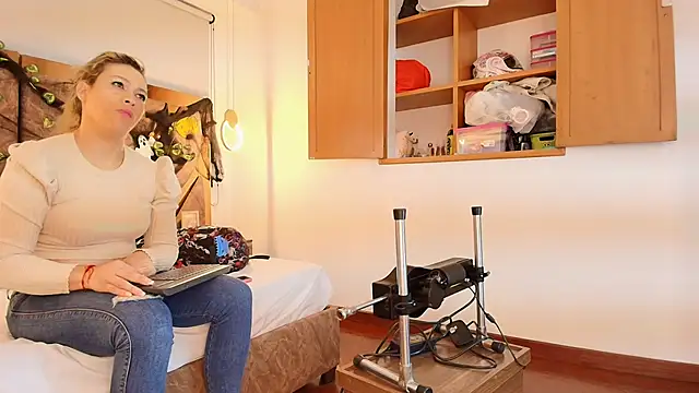 Snapshot of zarah_andrew__ chatting on 10.23.25 zarah andrew   online show from 10.23.25