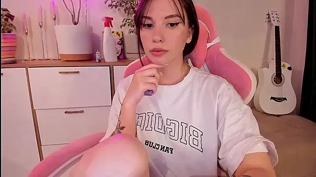 Snapshot of Voytinyme chatting on 10.15.25 Voytinyme online show from 10.15.25