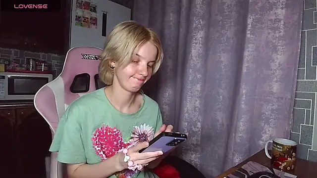 Snapshot of Madelaineses chatting on 07.15.26 Madelaineses online show from 07.15.26