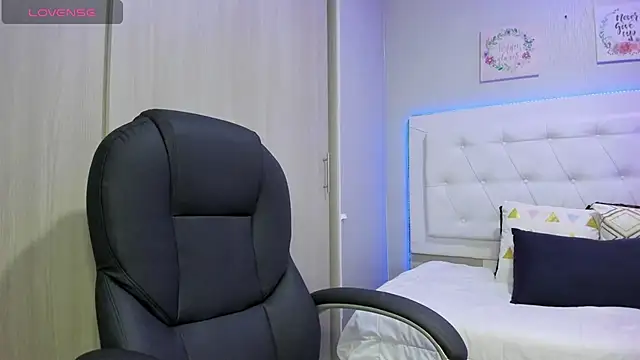 andrea  hills online show from 10.20.25