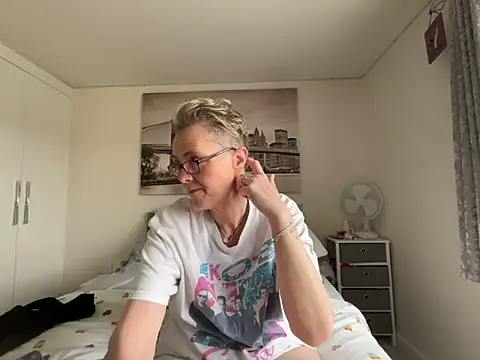 Snapshot of Curvy-Jinx chatting on 04.17.26 Curvy-Jinx online show from 04.17.26
