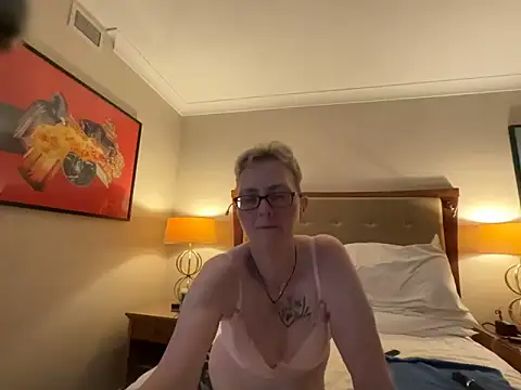 Snapshot of Curvy-Jinx chatting on 04.18.26 Curvy-Jinx online show from 04.18.26