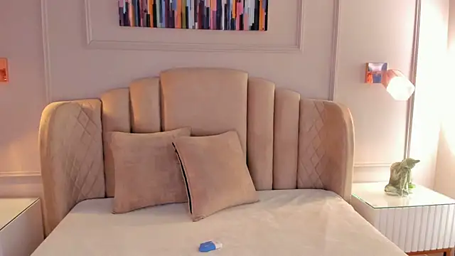 mia kisses2 online show from 11.04.25