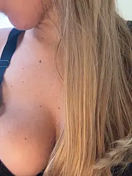 Snapshot of sailor_titti chatting on 10.18.25 sailor titti online show from 10.18.25