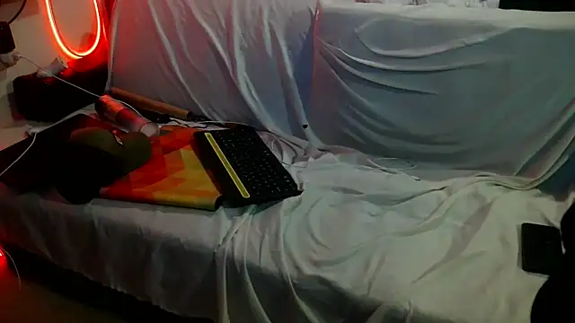 Luv2SuckBWC92 online show from 10.25.25