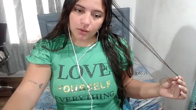Snapshot of sarah_aguilar chatting on 05.19.26 sarah aguilar online show from 05.19.26