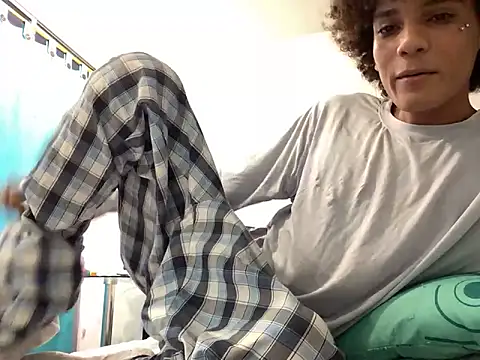 Snapshot of Max_Rain chatting on 04.14.26 Max Rain online show from 04.14.26