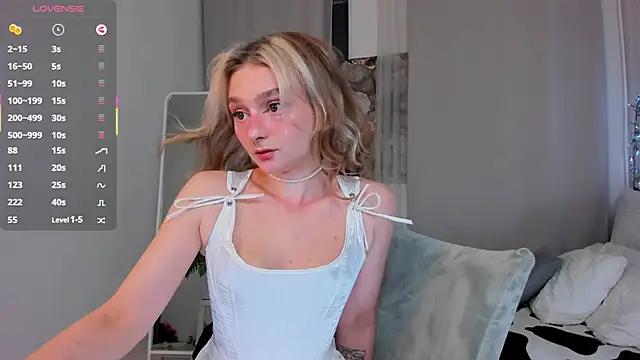 Snapshot of May_Bleach chatting on 09.10.25 May Bleach online show from 09.10.25