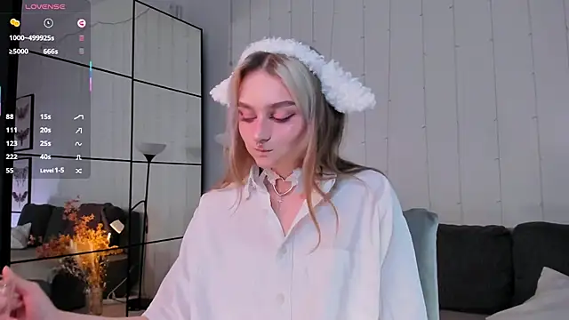 Snapshot of May_Bleach chatting on 10.03.25 May Bleach online show from 10.03.25