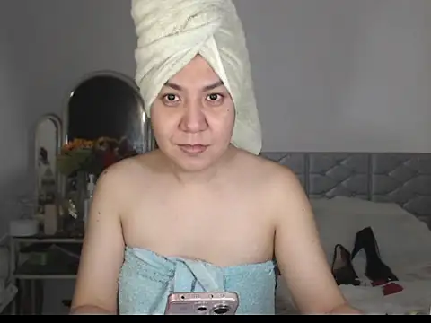 Snapshot of stellahugeX chatting on 10.18.25 stellahugeX online show from 10.18.25