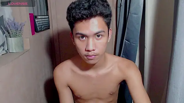 Snapshot of Demure_Asian143 chatting on 04.25.26 Demure Asian143 online show from 04.25.26