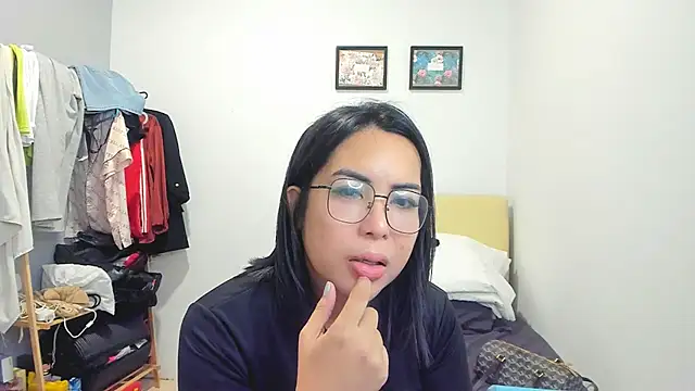 Rainy Ren online show from 10.21.25