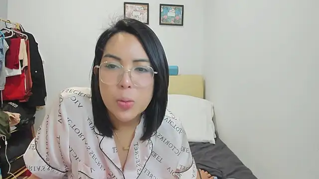 Rainy Ren online show from 10.23.25