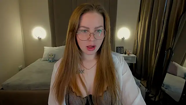 Snapshot of MikaBloom chatting on 10.02.25 MikaBloom online show from 10.02.25