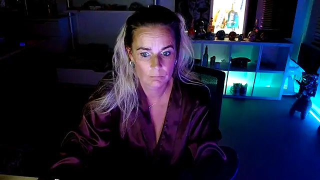 Snapshot of Mrs-Aurora chatting on 10.06.25 Mrs-Aurora online show from 10.06.25