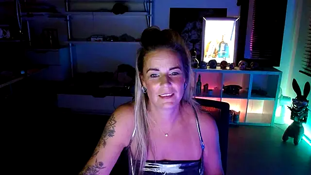 Snapshot of Mrs-Aurora chatting on 10.14.25 Mrs-Aurora online show from 10.14.25