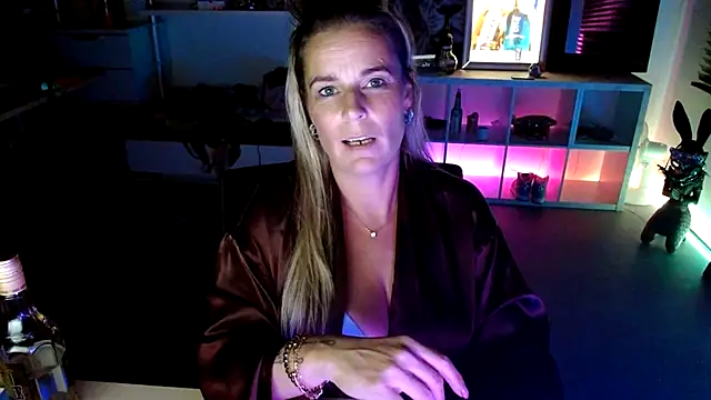 Snapshot of Mrs-Aurora chatting on 10.16.25 Mrs-Aurora online show from 10.16.25