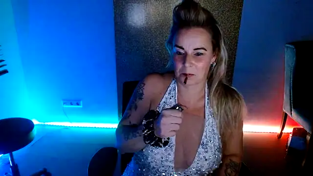 Snapshot of Mrs-Aurora chatting on 11.25.25 Mrs-Aurora online show from 11.25.25