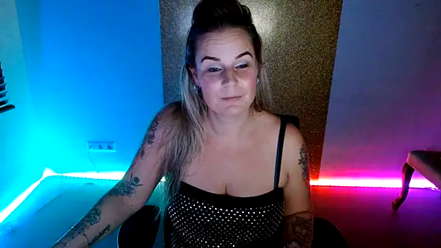 Snapshot of Mrs-Aurora chatting on 12.04.25 Mrs-Aurora online show from 12.04.25