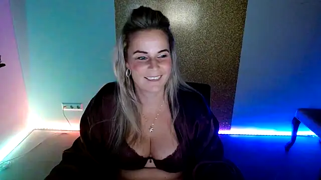 Snapshot of Mrs-Aurora chatting on 12.16.25 Mrs-Aurora online show from 12.16.25