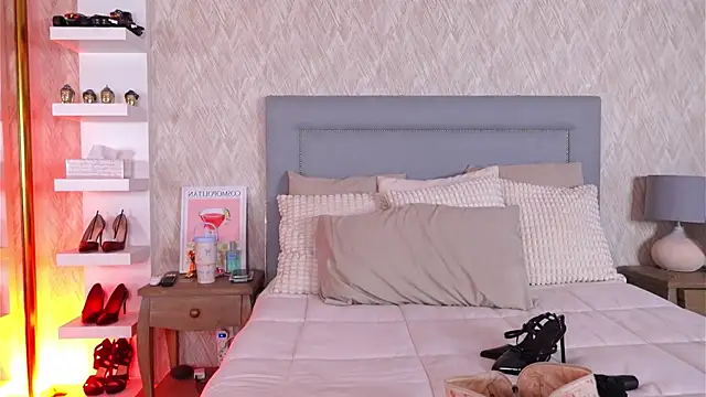 Sofy Bradd online show from 11.26.25