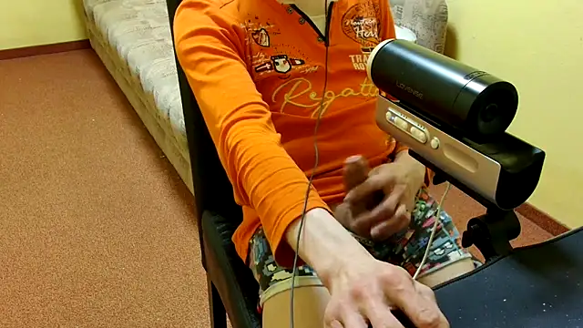 Snapshot of k74robert chatting on 04.06.26 k74robert online show from 04.06.26