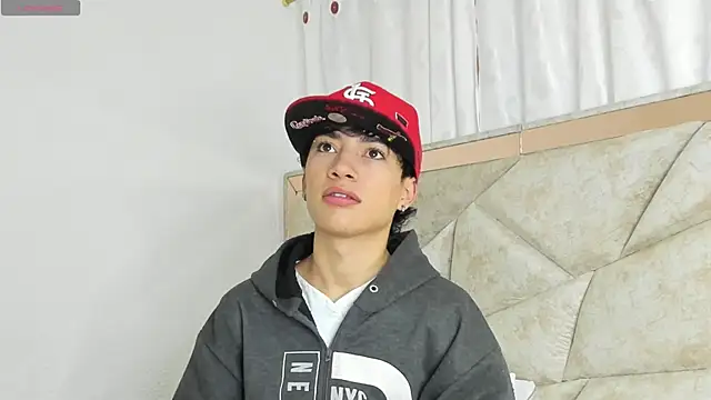 Thiago Divine  online show from 09.17.25