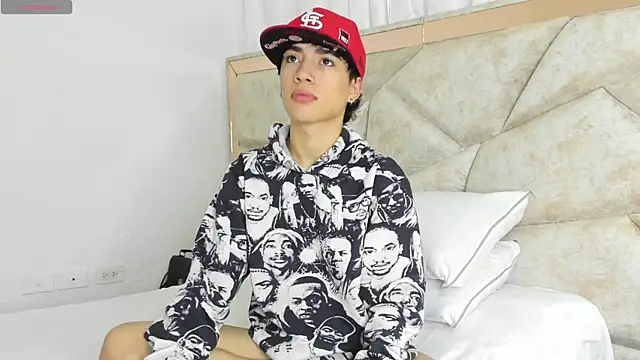 Thiago Divine  online show from 09.18.25