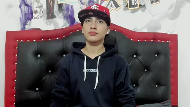 Thiago Divine  online show from 10.17.25