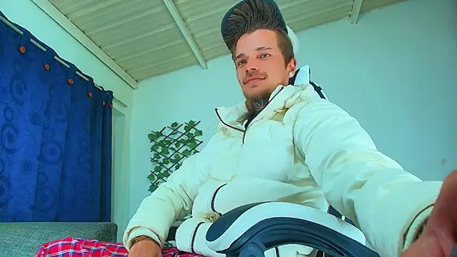 Snapshot of Gold_Loyal77 chatting on 10.01.25 Gold Loyal77 online show from 10.01.25