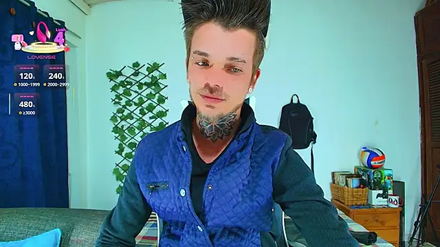 Snapshot of Gold_Loyal77 chatting on 10.07.25 Gold Loyal77 online show from 10.07.25